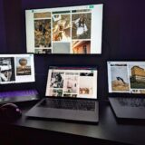 Două variante ale aceleiași reclame afișate una lângă alta pe ecranul unui monitor de birou