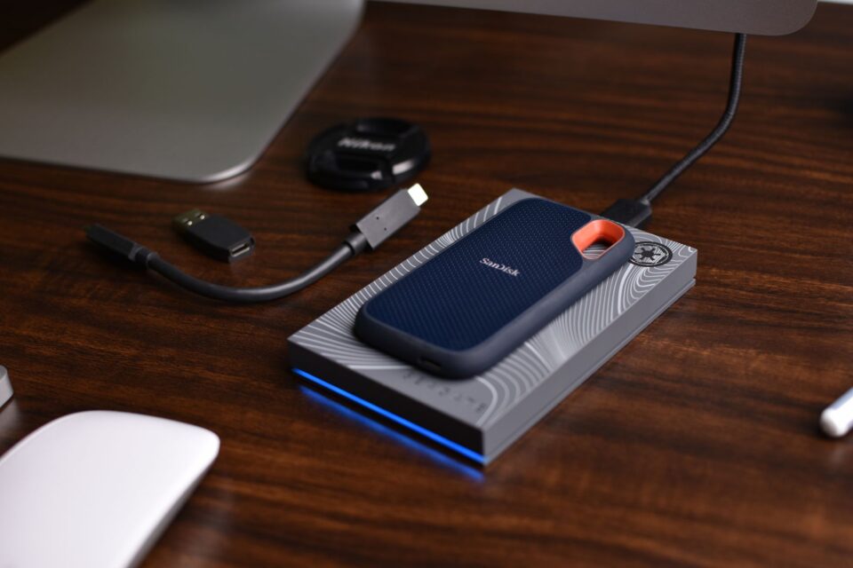 Router wireless așezat pe un raft dintr-un living, cu antenele orientate în sus