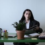 Birou de redacție cu un laptop deschis pe care se citesc comunicate de presă primite pe e-mail